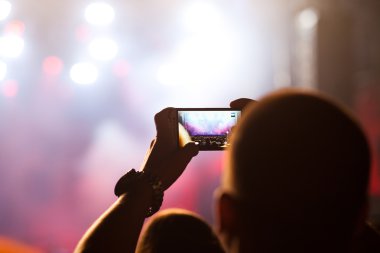 Konserde kalabalık