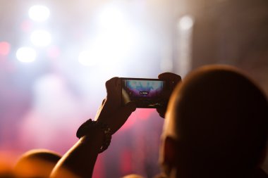 Konserde kalabalık