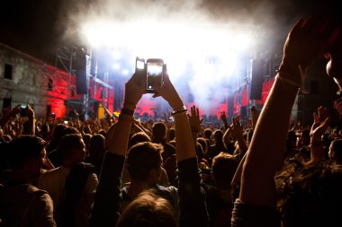 Konserde kalabalık