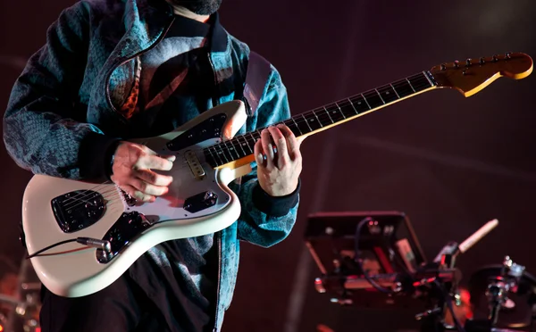 Guitarrista no palco — Fotografia de Stock