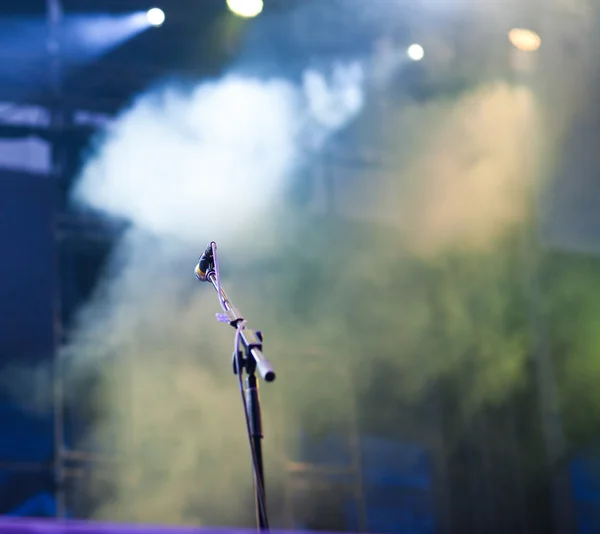 Mikrofon di lampu panggung — Stok Foto