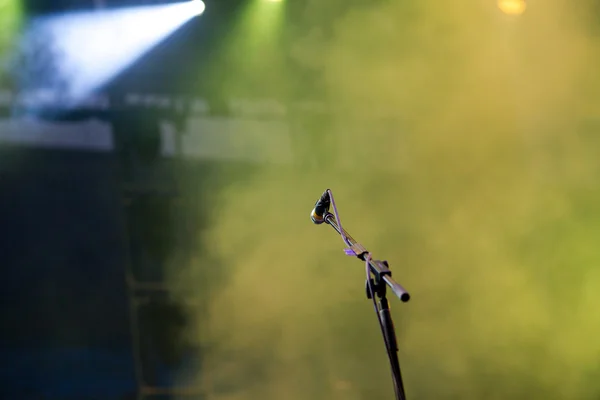 Micrófono en luces de escenario — Foto de Stock
