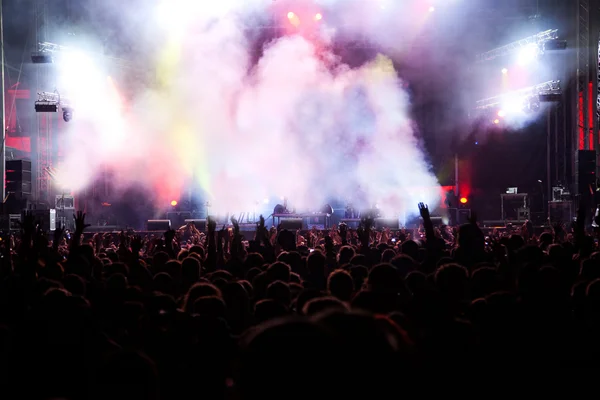 Folkmassa vid konsert — Stockfoto