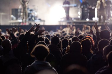 Konserde kalabalık