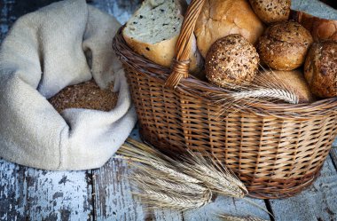 Tahta masada taze ekmek ve buğday.