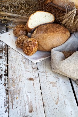 Tahta masada taze ekmek ve buğday.