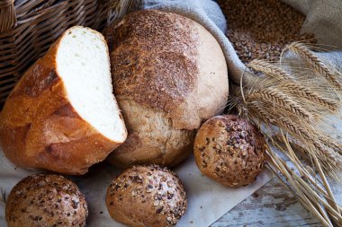 Tahta masada taze ekmek ve buğday.