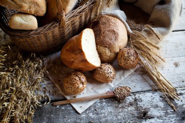 Tahta masada taze ekmek ve buğday.