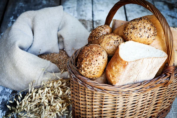 Tahta masada taze ekmek ve buğday.