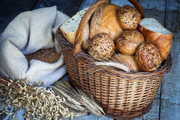 Tahta masada taze ekmek ve buğday.