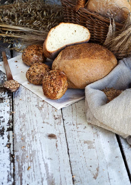 Tahta masada taze ekmek ve buğday.