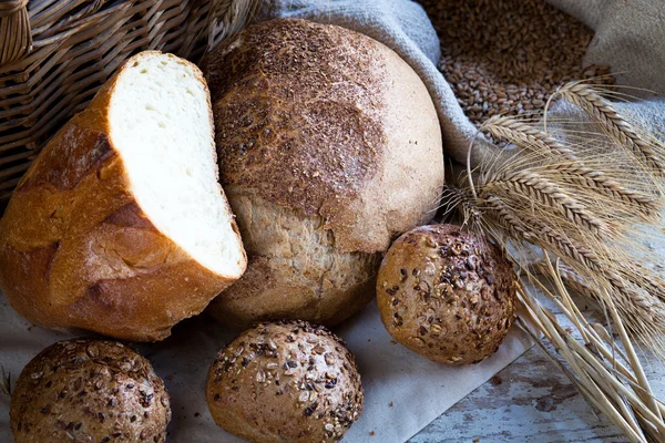Tahta masada taze ekmek ve buğday.