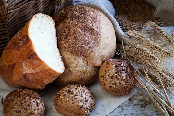 Tahta masada taze ekmek ve buğday.