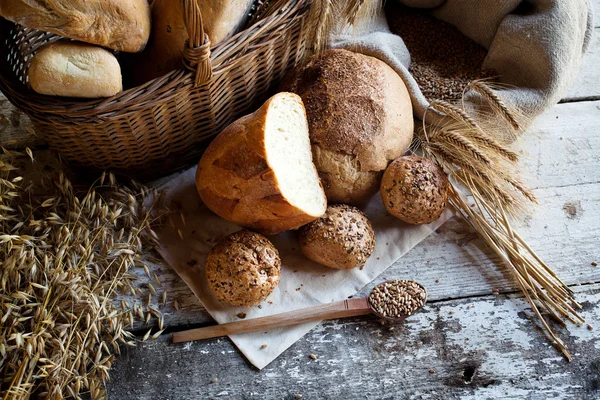 Tahta masada taze ekmek ve buğday.