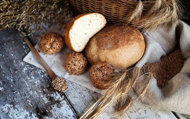 Tahta masada taze ekmek ve buğday.