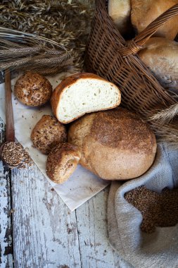 Tahta masada taze ekmek ve buğday.