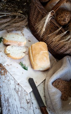 Tahta masada taze ekmek ve buğday.