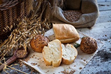 Tahta masada taze ekmek ve buğday.