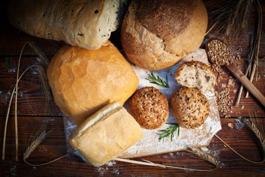Tahta masada taze ekmek ve buğday.