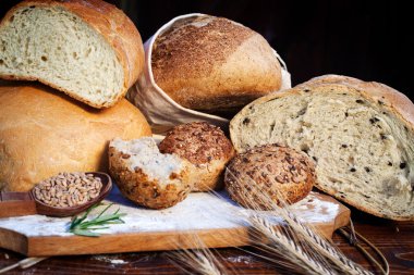 Tahta masada taze ekmek ve buğday.