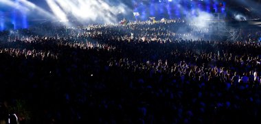 Konserde kalabalık