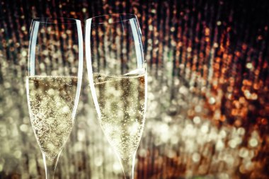 İki şampanya kadehi yeni yıla hazır.