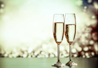 İki şampanya kadehi yeni yıla hazır.
