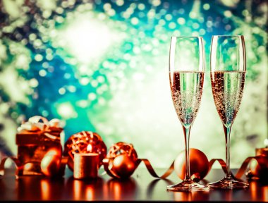 iki şampanya bardağı tatil ışıklar ve havai fişek - yeni yıl kutlama karşı