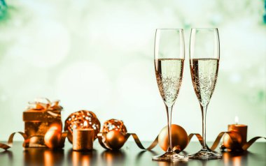 iki şampanya bardağı tatil ışıklar ve havai fişek - yeni yıl kutlama karşı