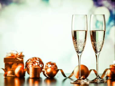 iki şampanya bardağı tatil ışıklar ve havai fişek - yeni yıl kutlama karşı