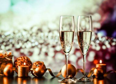 iki şampanya bardağı tatil ışıklar ve havai fişek - yeni yıl kutlama karşı