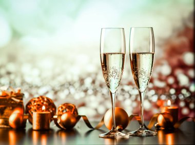 iki şampanya bardağı tatil ışıklar ve havai fişek - yeni yıl kutlama karşı