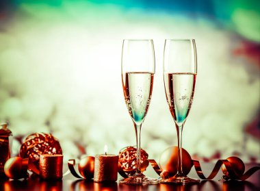 iki şampanya bardağı tatil ışıklar ve havai fişek - yeni yıl kutlama karşı