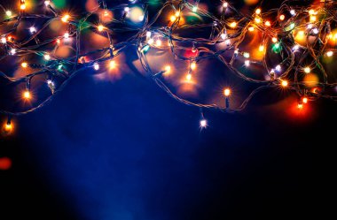 mavi arka plan üzerinde renkli Noel ışıkları