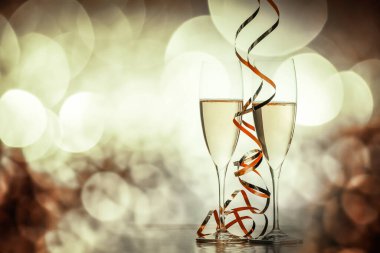 iki şampanya bardağı şeritler tatil ışıklar ve havai fişek - yeni yıl kutlamaları karşı