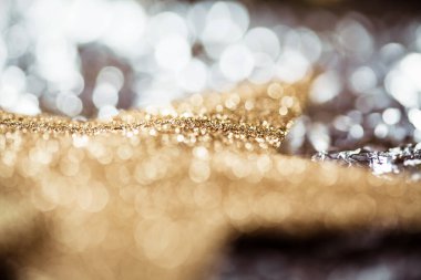 tatil ışıklı Noel arka plan ve uzay - yıldızlar yanıp sönen ve kar taneleri düşüyor ile sihirli bokeh glitter kopyalayın