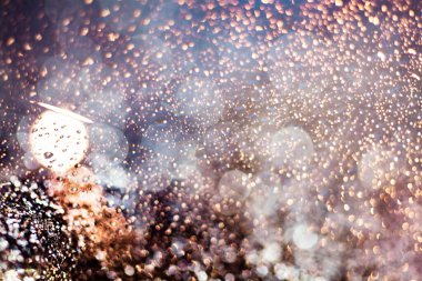 Noel ışıkları bulanık bokeh. Sihirli tatil soyut glitter arka plan yıldızlar yanıp sönen ve kar taneleri düşüyor.