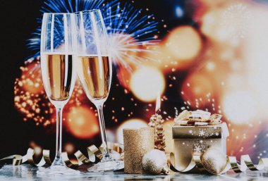 arka plan - Fireworks yeni yıl itibariyle tatil üzerinde köpüklü şampanya bardağı ile toasting ve alanı kopyalayın