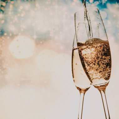 arka plan - Fireworks yeni yıl itibariyle tatil üzerinde köpüklü şampanya bardağı ile toasting ve alanı kopyalayın