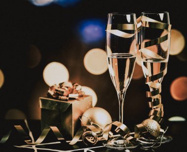 arka plan - Fireworks yeni yıl itibariyle tatil üzerinde köpüklü şampanya bardağı ile toasting ve alanı kopyalayın