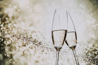 tatil ışıklar ve yeni yıl havai fişek karşı şampanya bardağı ile kızartma