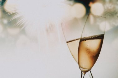 tatil ışıklar ve yeni yıl havai fişek karşı şampanya bardağı ile kızartma