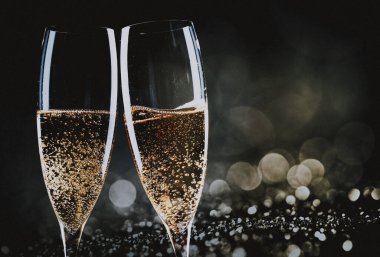 tatil ışıklar ve yeni yıl havai fişek karşı şampanya bardağı ile kızartma