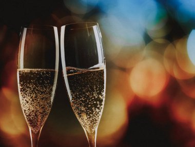 tatil ışıklar ve yeni yıl havai fişek karşı şampanya bardağı ile kızartma