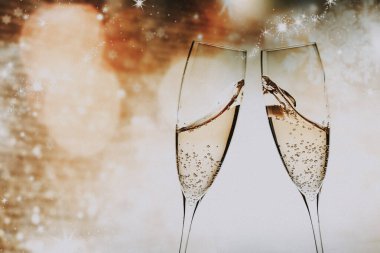 tatil ışıklar ve yeni yıl havai fişek karşı şampanya bardağı ile kızartma