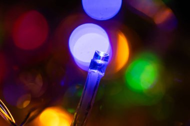 Koyu renkli arka planda renkli Noel ışıkları