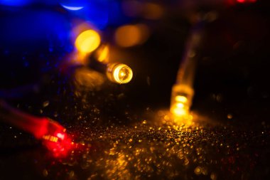Koyu renkli arka planda renkli Noel ışıkları