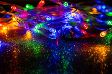 Koyu renkli arka planda renkli Noel ışıkları