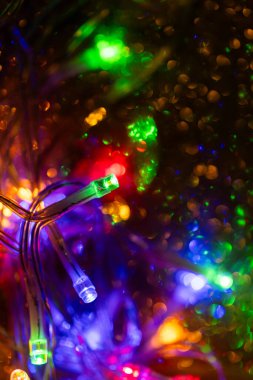 Koyu renkli arka planda renkli Noel ışıkları