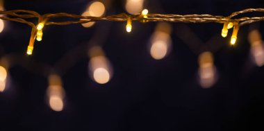 Mavi bayram arka planında renkli noel ışıkları